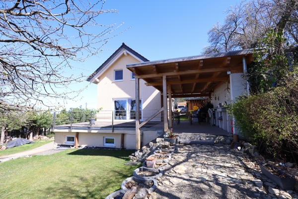 Gartenansicht mit Terrasse und Outdoor-K�che Ferienhaus Rieder