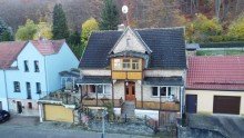 Stra�enansicht Familienhaus im Dornr�schenschlaf wartet auf Ihre Ideen