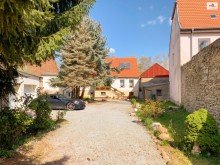 idyllische Hofeinfahrt Verstecktes Juwel unweit von Magdeburg: Ein Anwesen mit Fachwerk-Charme und luxuri�sem Flair