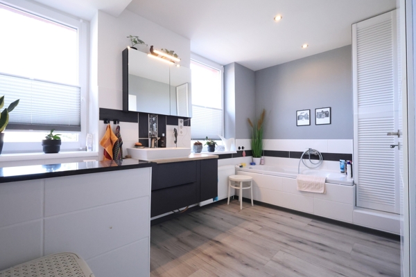 1. OG Bad mit Wanne und DUsche Reihenmittelhaus Aschersleben