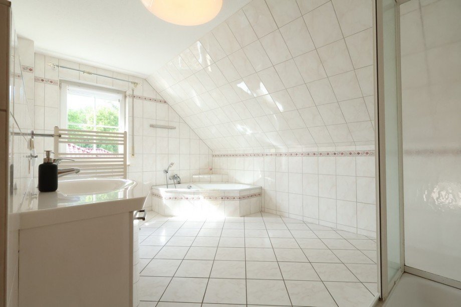 Bad mit Wanne und Dusche Einfamilienhaus Gr�ningen