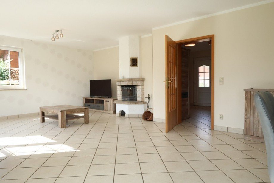 Wohnzimmer mit Kamin Einfamilienhaus Gr�ningen