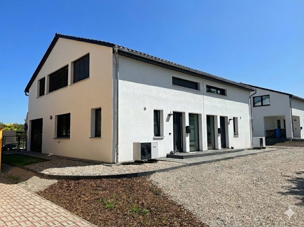 Vorderseite mit Stellplatz Burg Doppelhaush�lfte Moderne Doppelhaush�lfte mit Terrasse und Garten in Burg