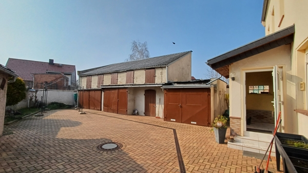 Hof mit Garagen Zweifamilienhaus L�derburg
