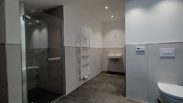 Bad mit Dusche und Wanne Doppelhaush�lfte Burg