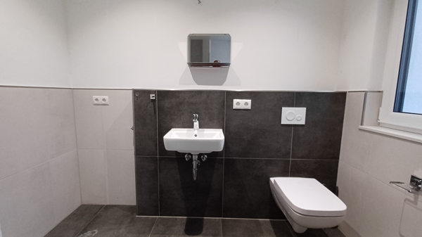 G�ste-WC Doppelhaush�lfte Burg