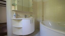 Bad mit Wanne Verstecktes Juwel unweit von Magdeburg: Ein Anwesen mit Fachwerk-Charme und luxuri�sem Flair
