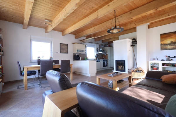 Wohnzimmer mit Kamin-Speicherofen Ferienhaus Rieder