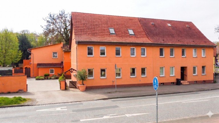 Stra�enansicht Aschersleben Mehrfamilienhaus Renditestarkes Doppelpaket in Aschersleben: Gepflegtes Mehrfamilienhaus mit enormem Potenzial