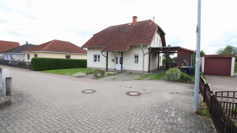 Stra�enansicht Gr�ningen Einfamilienhaus Das richtige Haus f�r Sie ! Mit sch�nem Garten und in ruhiger Lage. Sehr gut angebunden an Magdeburg und Halberstadt.