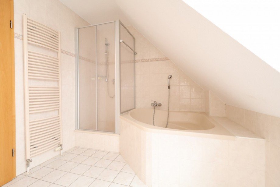 Bad mit Dusche und Wanne Reihenhaus Magdeburg