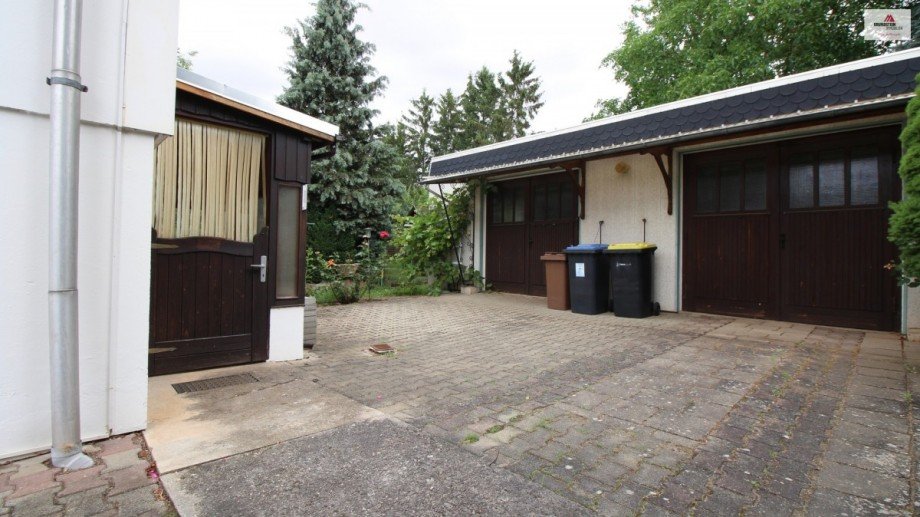 Hof mit Garagen Einfamilienhaus Aschersleben OT Freckleben