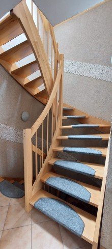 Holztreppe Provisionsfrei! Ruhig gelegenes Wohlf�hlhaus mit Wintergarten, gro�e Sonnenterrasse und  Garten.