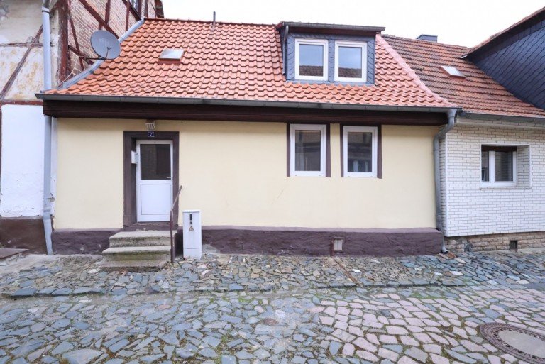 Stra�enansicht Hoym Reihenmittelhaus Sanierungsobjekt f�r Macher