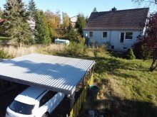 Carport und Haus von Westen Einfamilienhaus mit separatem Bungalow und (Bau)Grundst�ck in Friedrichsbrunn